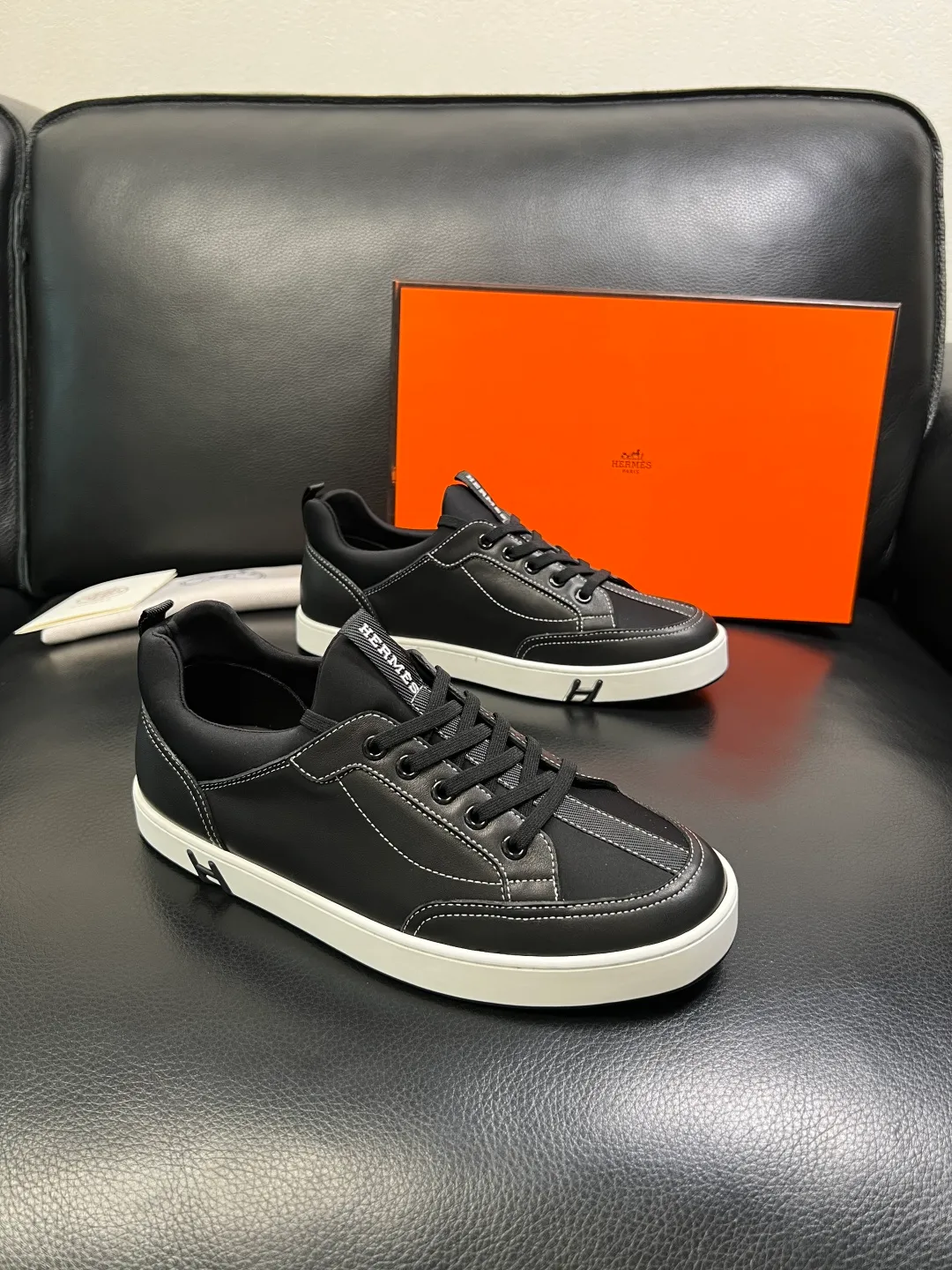 Men's shoes 💰700 Hermes High-quality top crafts Hermes counters are selling simultaneously with original factory configuration, original cowhide fabric imported from Italy, high-quality splicing technology, fully imported water-dyed cowhide lining, soles: original soles specially provided by the original factory are super comfortable, original factory and single goods are welcome to compare, code number 38-44 (customized 45)